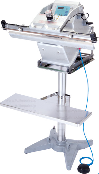 CA-600-5にオプションの「CAスタンドタイプS」「CA-450/600用特殊テーブル」を装着した状態の写真