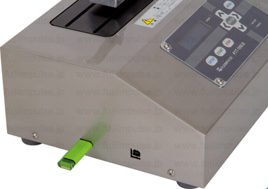 PTT-100LBとパソコンをUSBケーブルで接続している状態の写真