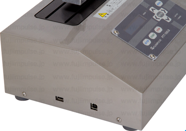 PTT-100LBとパソコンをUSBケーブルで接続している状態の写真