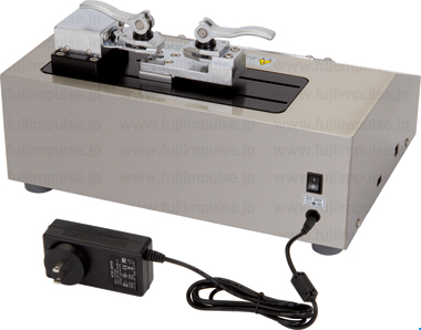 PTT-100LBとパソコンをUSBケーブルで接続している状態の写真