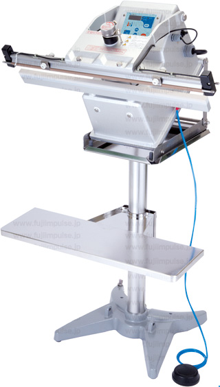 CA-600-5にオプションの「CAスタンドタイプS」「CA-450/600用特殊テーブル」を装着した状態の写真