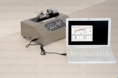 PTT-100LBとパソコンをUSBケーブルで接続している状態の写真
