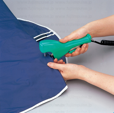 US-60C+使用例の写真　樹脂製の布（洋服カバー）