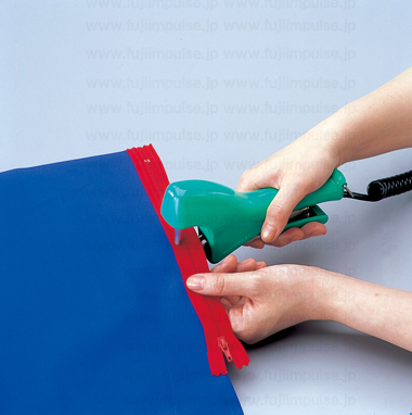 US-60C+使用例の写真　樹脂製布同士の接着