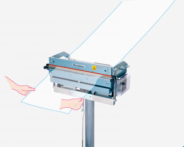 Fi-400Y使用イメージ写真2_圧着レバーで袋を挟みシールを行う
